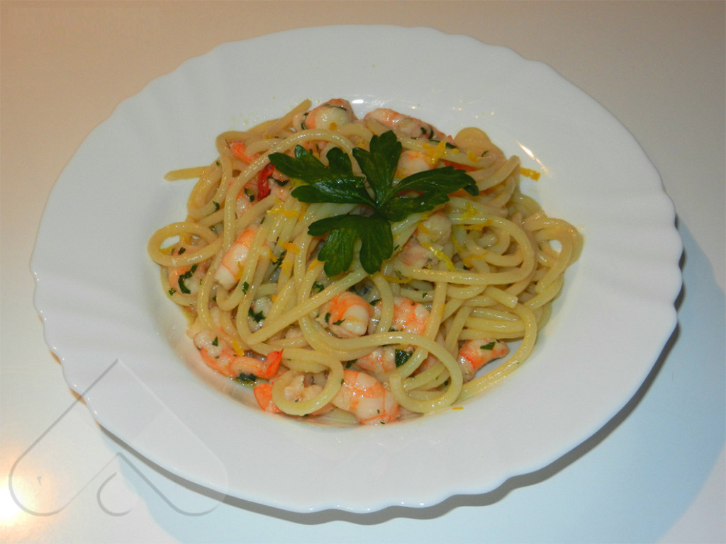Spaghetti me karkaleca dhe arom limoni