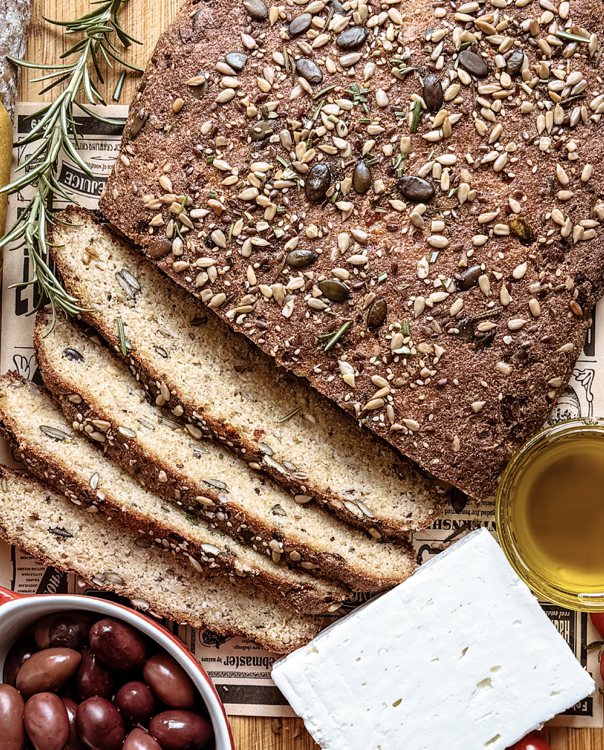 BUKË E LEHTË ME QUINOA DHE FARA