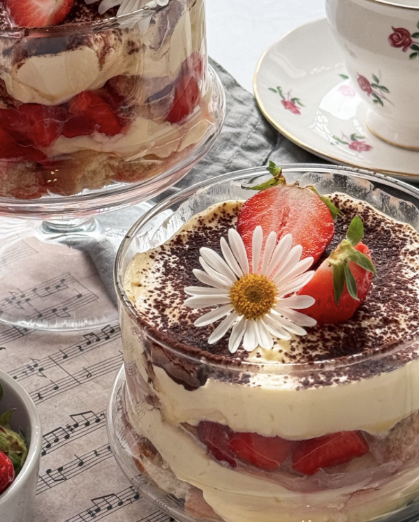 Tiramisu me luleshtrydhe dhe rozmarinë